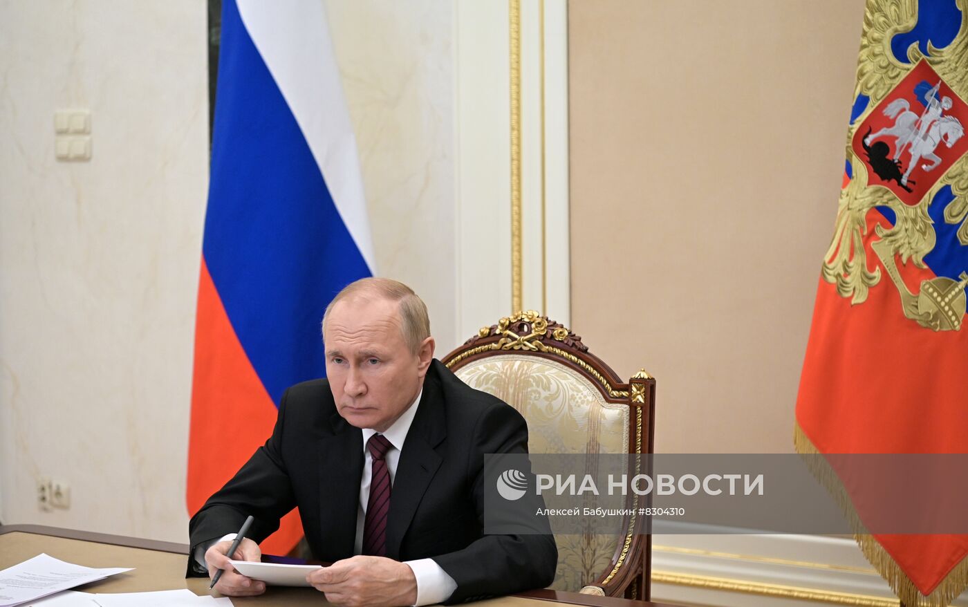 Президент РФ В. Путин провел заседание координационного совета при правительстве РФ по обеспечению потребностей ВС РФ