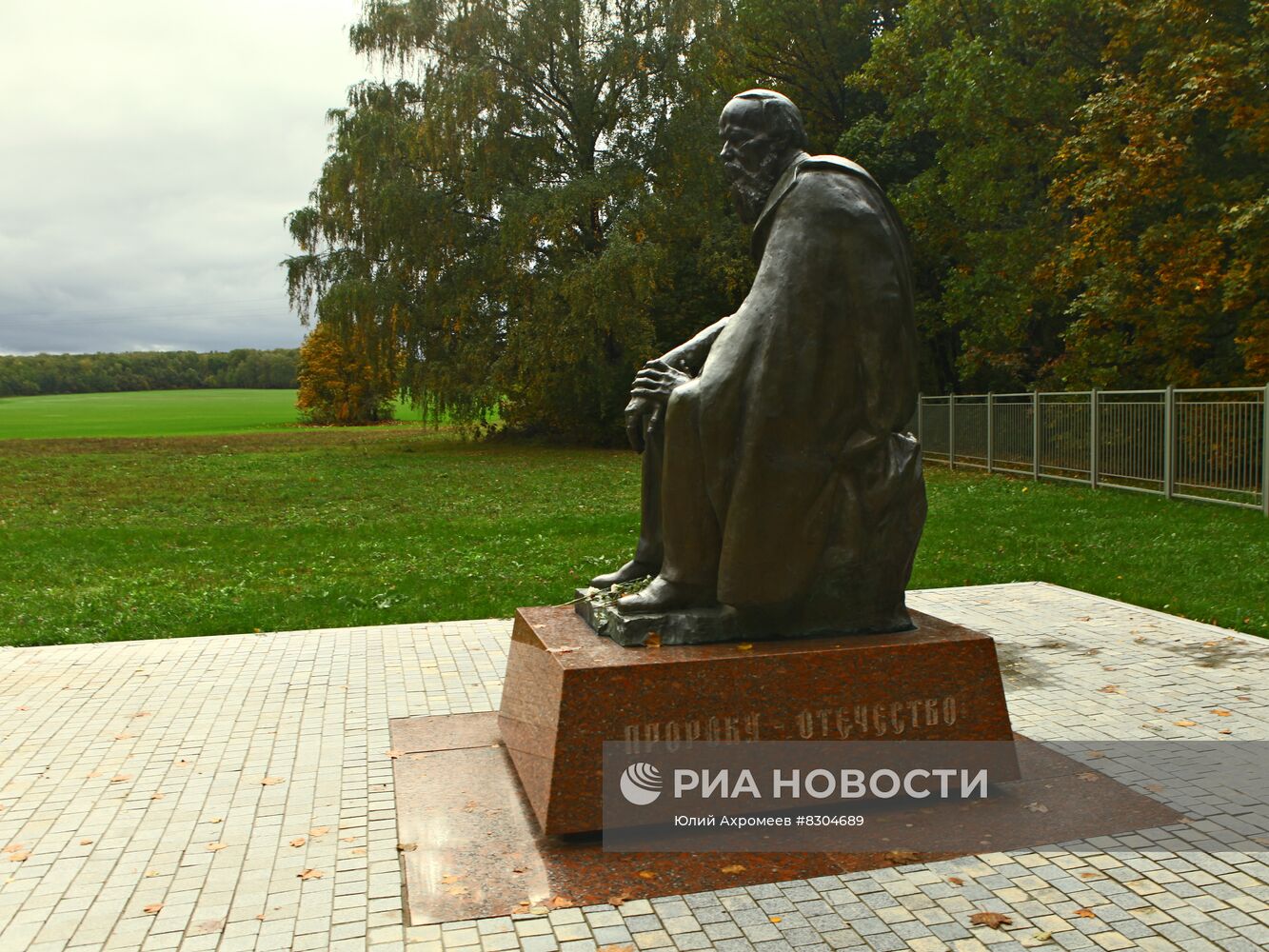Памятник писателю Ф.Достоевскому в Зарайске