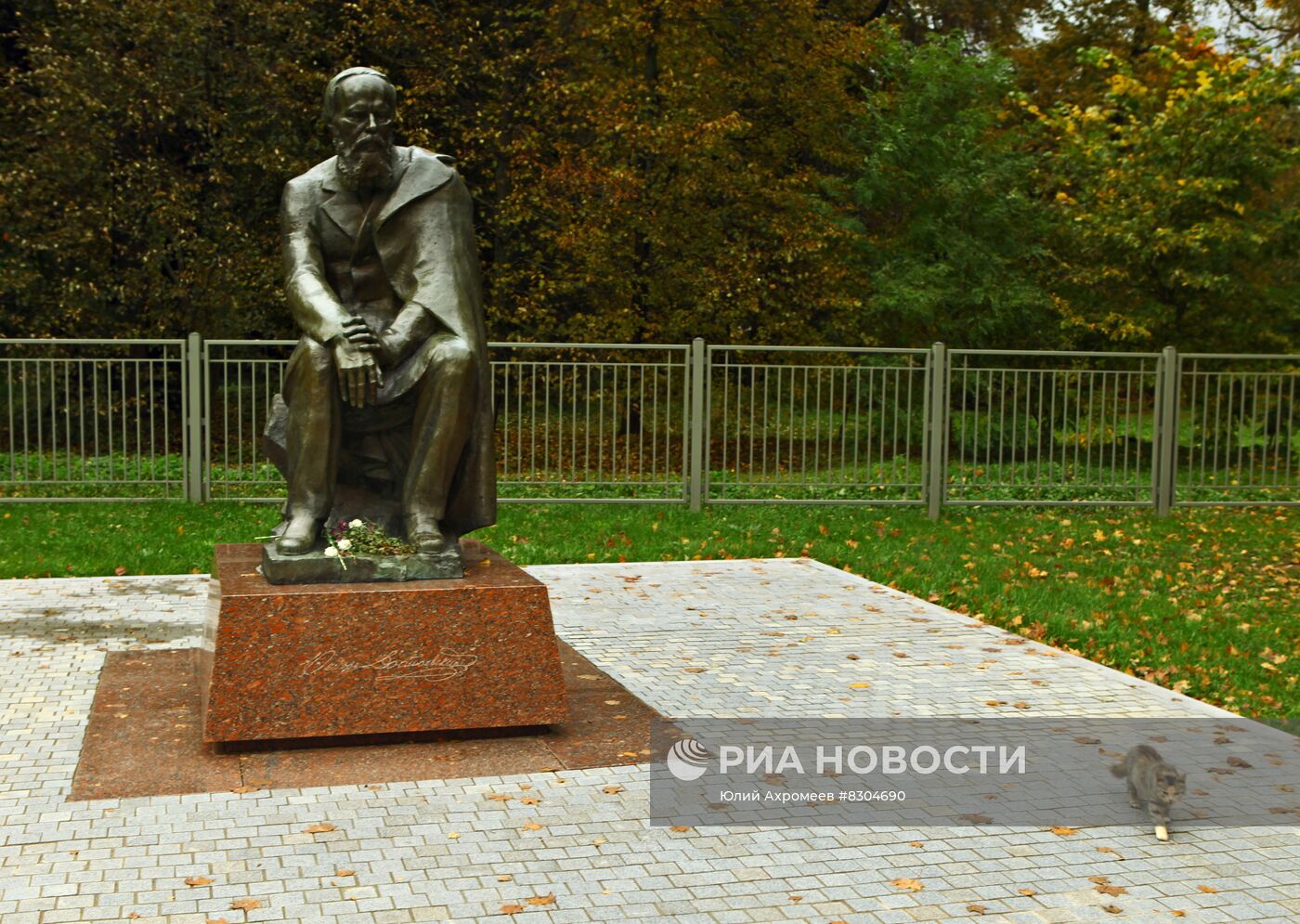 Памятник писателю  Ф. Достоевскому в Зарайске