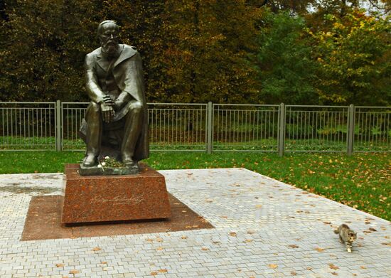 Памятник писателю  Ф. Достоевскому в Зарайске