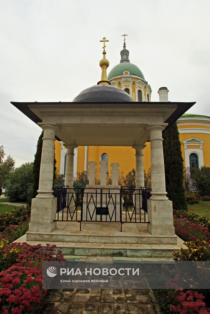 Памятник-надгробие князю Фёдору, его супруге Евпраксии и их сыну Ивану в Зарайске