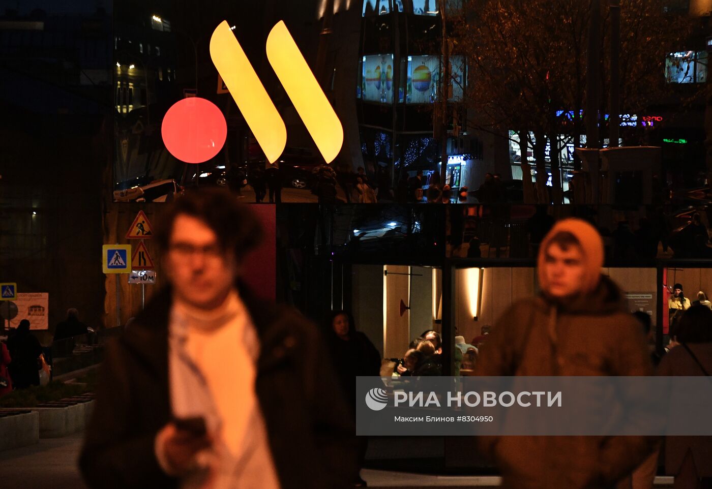 "Вкусно - и точка" обновила логотипы ресторана на Пушкинской площади