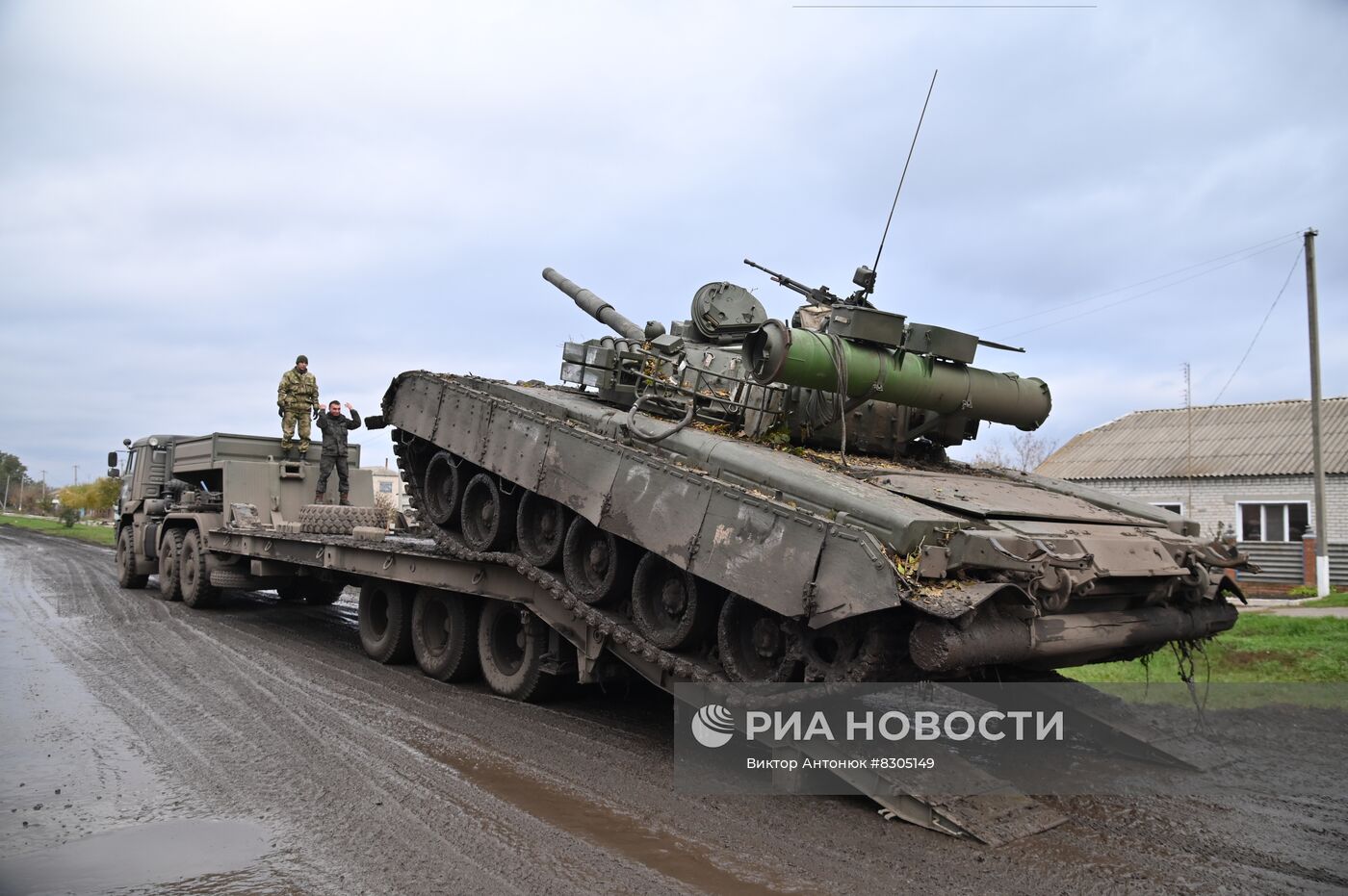 Погрузка боевых машин для отправки в ремонт