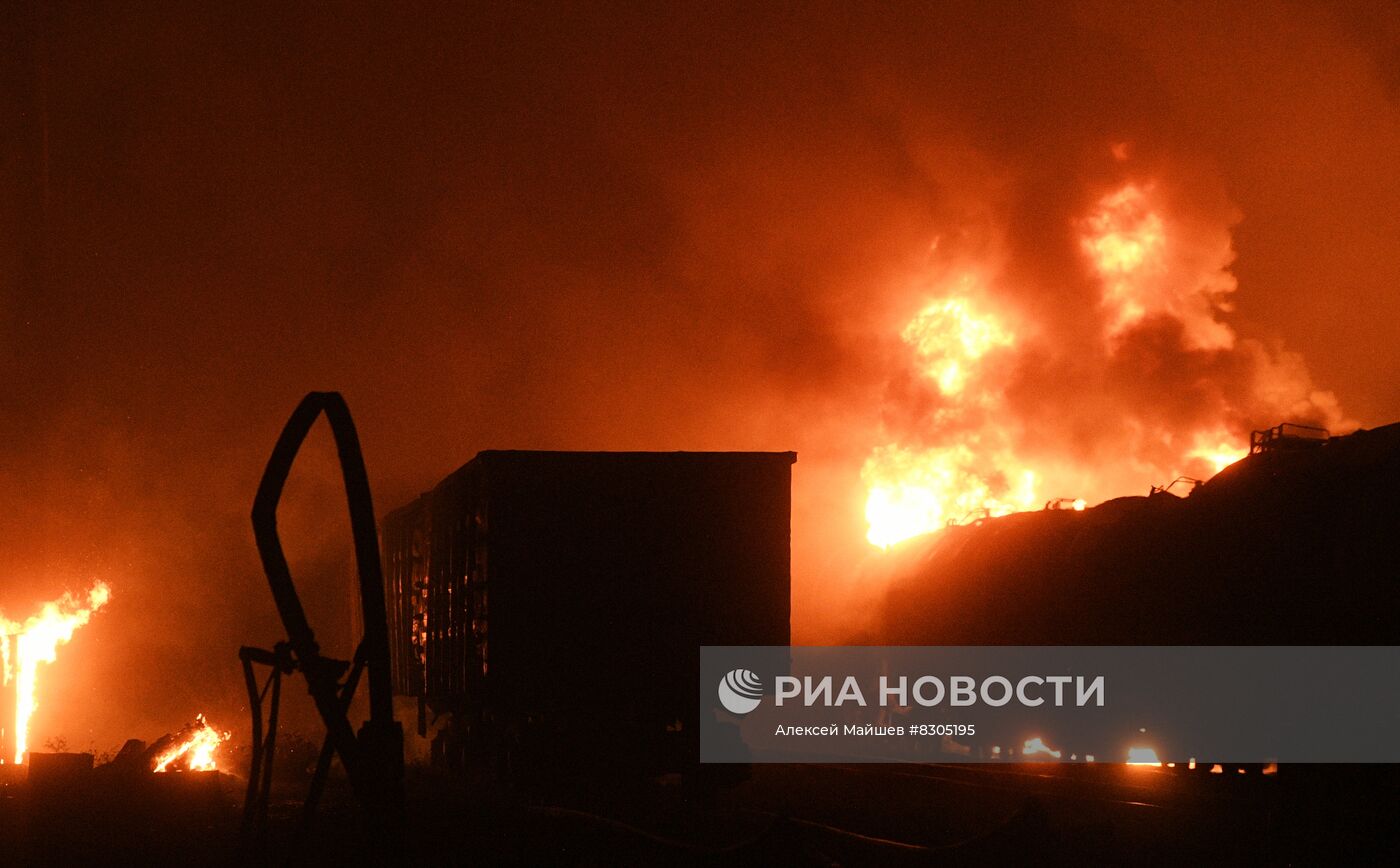 У ж/д станции в Шахтерском районе ДНР загорелись цистерны с топливом