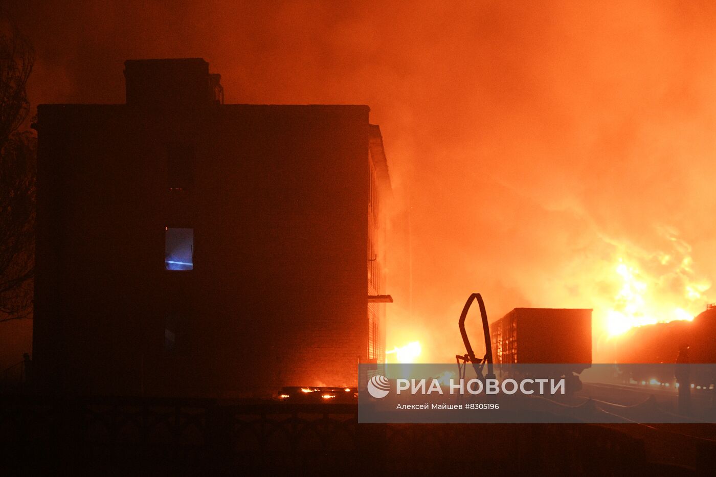 У ж/д станции в Шахтерском районе ДНР загорелись цистерны с топливом