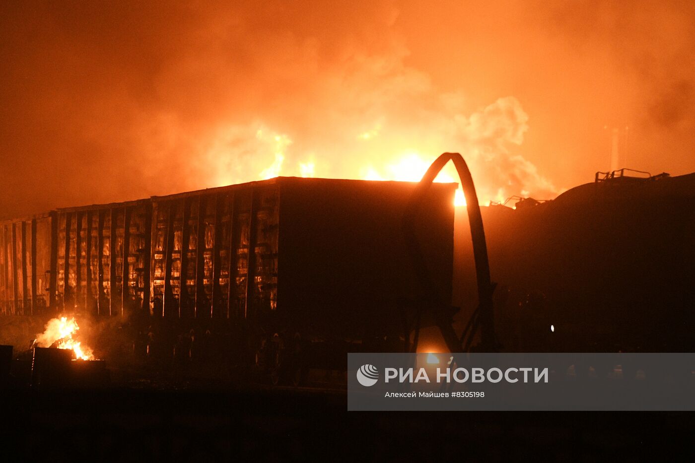 У ж/д станции в Шахтерском районе ДНР загорелись цистерны с топливом