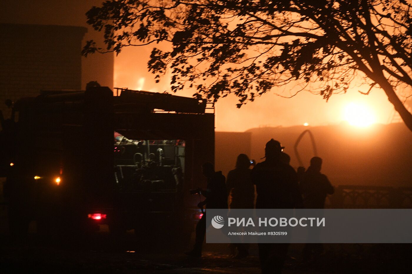 У ж/д станции в Шахтерском районе ДНР загорелись цистерны с топливом