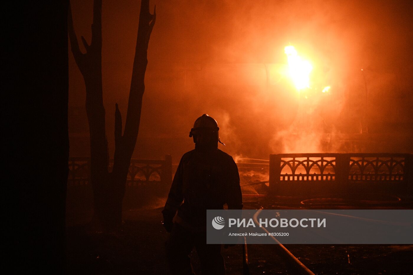 У ж/д станции в Шахтерском районе ДНР загорелись цистерны с топливом