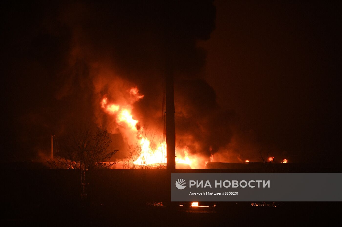 У ж/д станции в Шахтерском районе ДНР загорелись цистерны с топливом