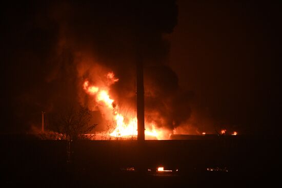 У ж/д станции в Шахтерском районе ДНР загорелись цистерны с топливом
