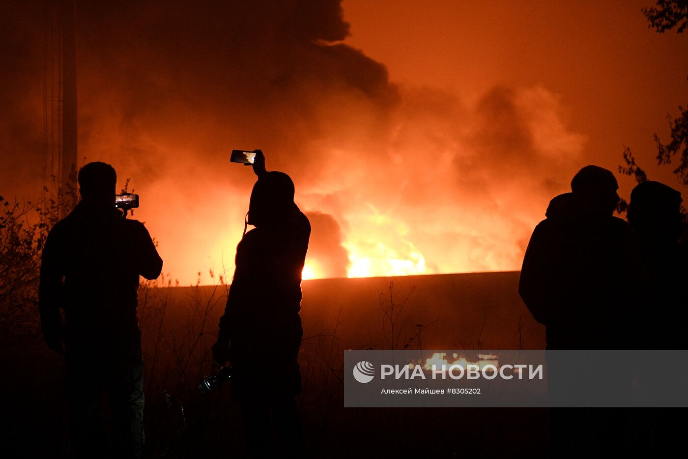 У ж/д станции в Шахтерском районе ДНР загорелись цистерны с топливом