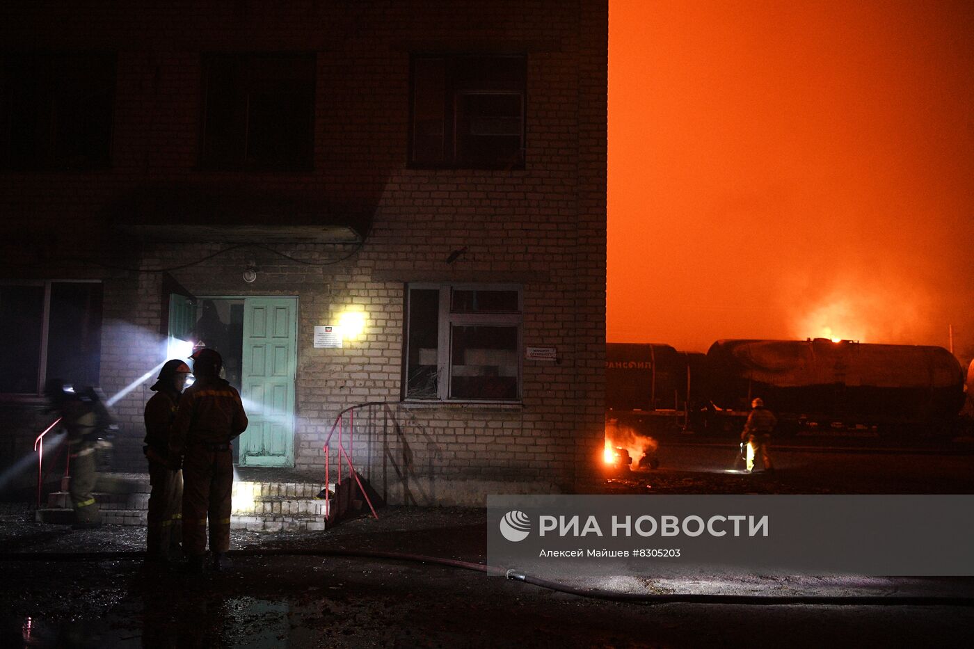 У ж/д станции в Шахтерском районе ДНР загорелись цистерны с топливом