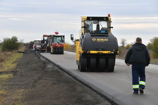 Работы по ремонту дорожного полотна в Запорожской области