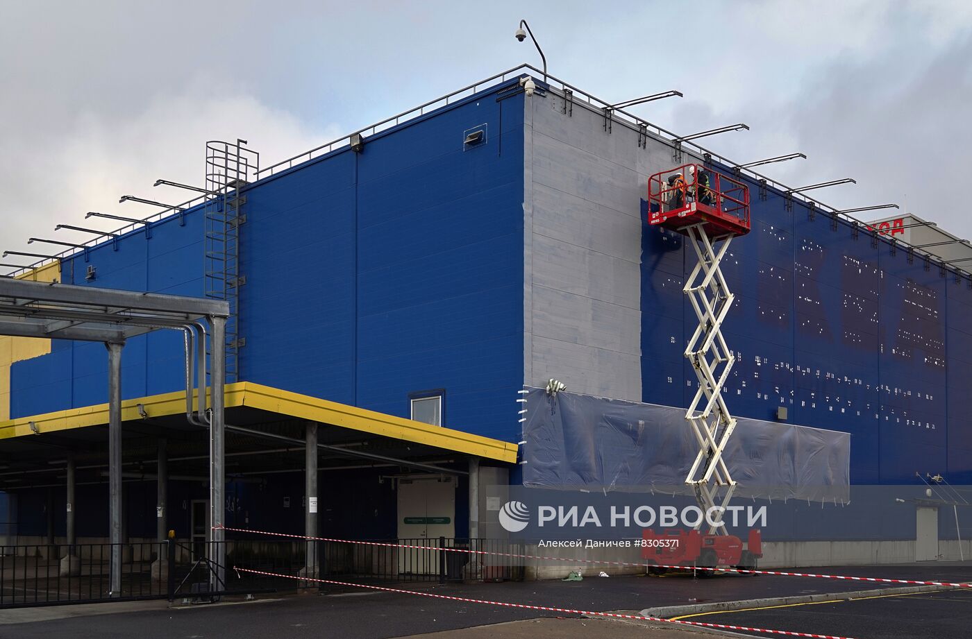 В Петербурге закрасили надписи IKEA