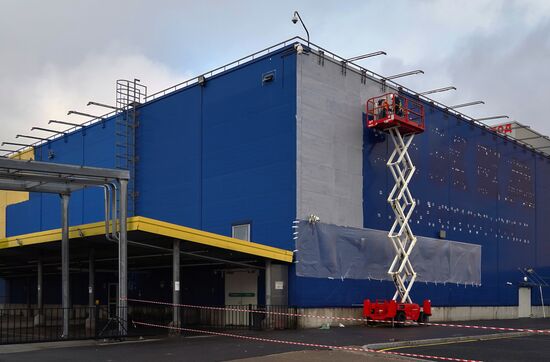 В Петербурге закрасили надписи IKEA