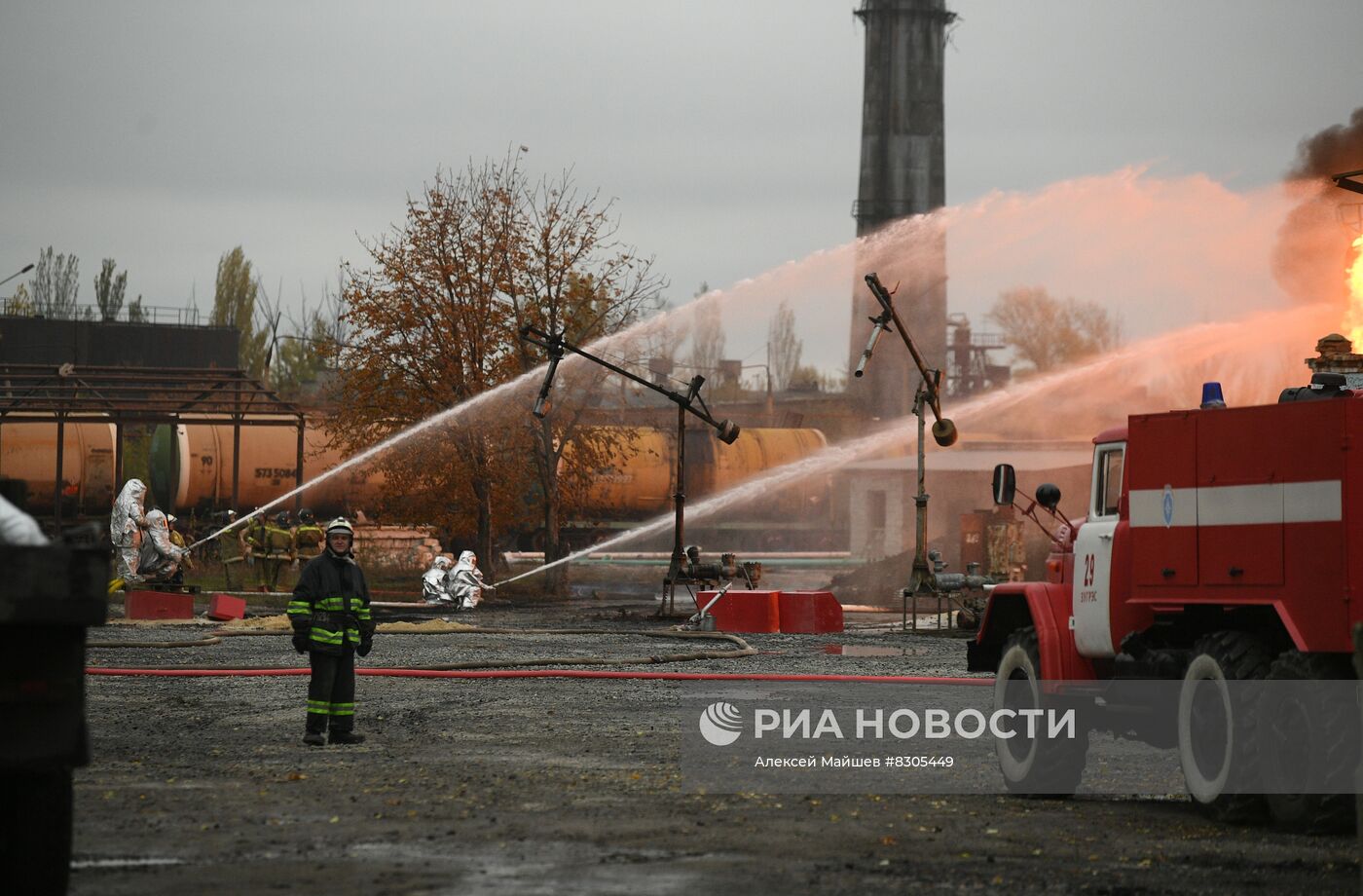 Последствия повторного обстрела нефтебазы и ж/д станции в Шахтерске