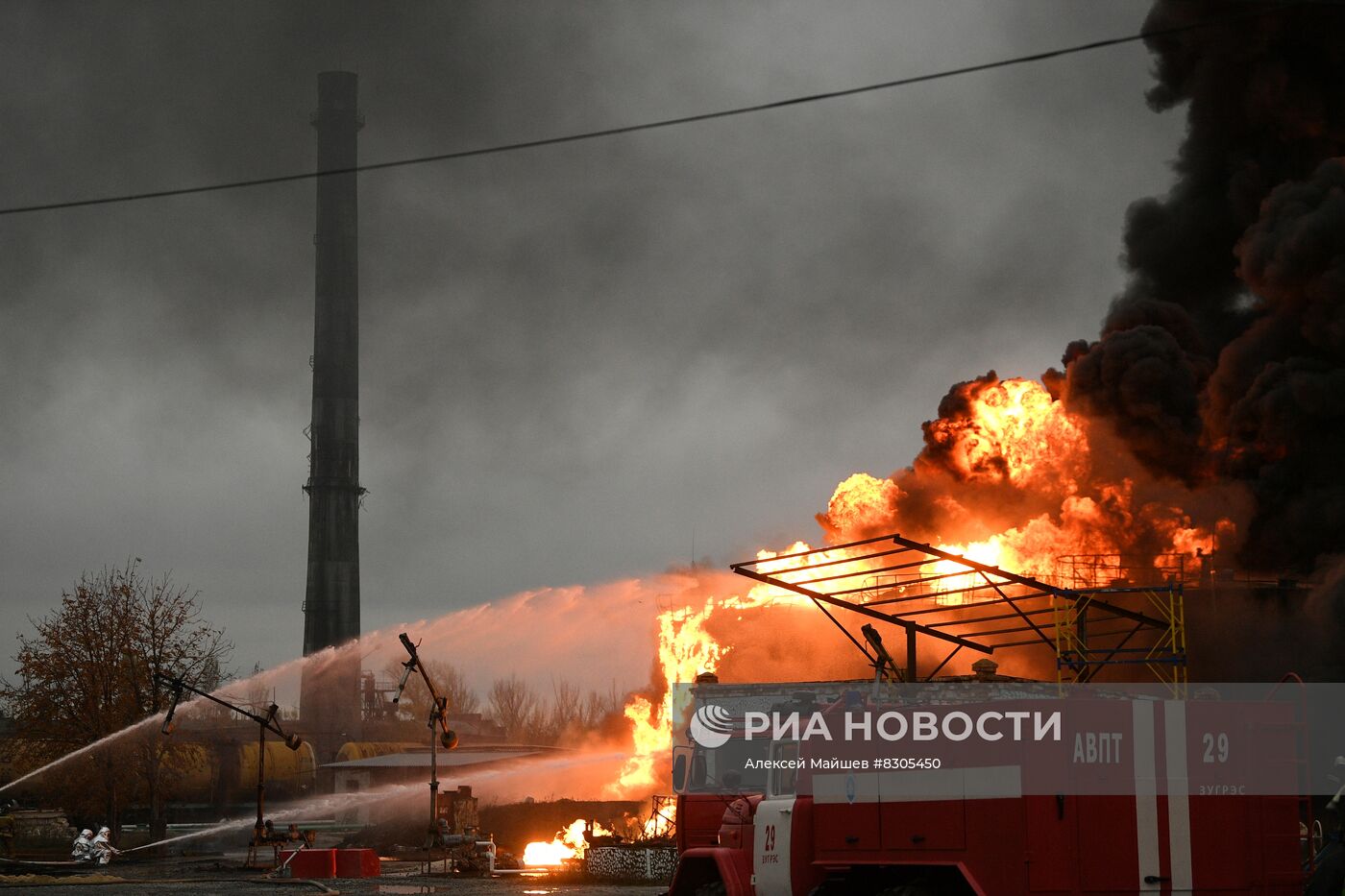 Последствия повторного обстрела нефтебазы и ж/д станции в Шахтерске