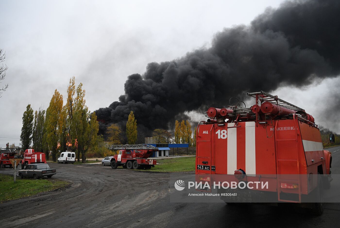 Последствия повторного обстрела нефтебазы и ж/д станции в Шахтерске