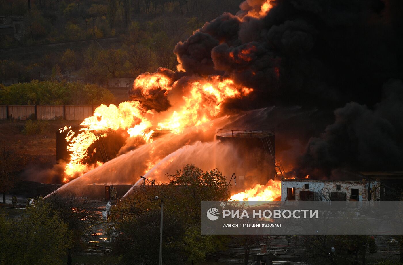 Последствия повторного обстрела нефтебазы и ж/д станции в Шахтерске