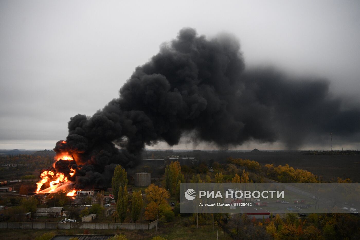 Последствия повторного обстрела нефтебазы и ж/д станции в Шахтерске