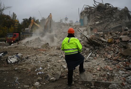 Пострадавший от обстрела дом в Мариуполе подлежит сносу