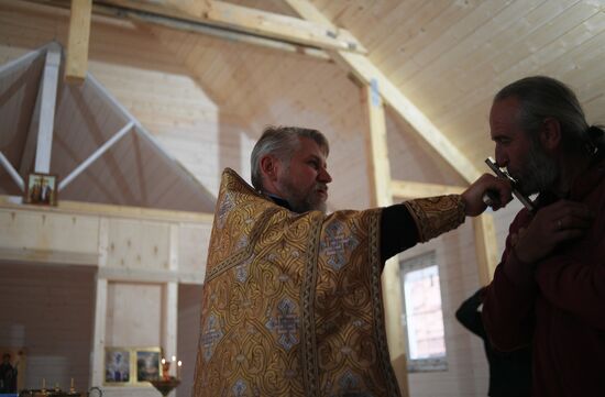 Первая служба прошла в восстанавливаемом Свято-Успенском Храме Мариуполя 