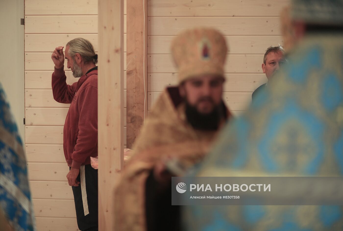 Первая служба прошла в восстанавливаемом Свято-Успенском Храме Мариуполя