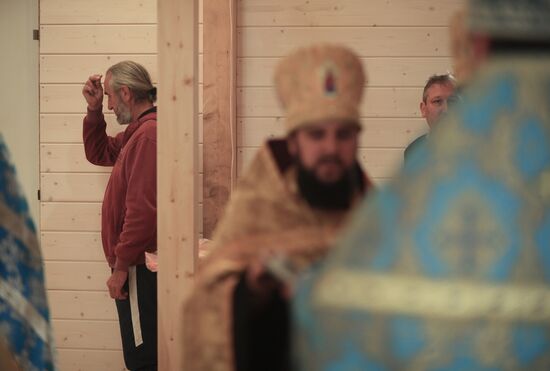 Первая служба прошла в восстанавливаемом Свято-Успенском Храме Мариуполя 