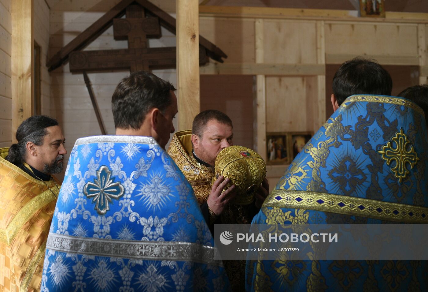 Первая служба прошла в восстанавливаемом Свято-Успенском Храме Мариуполя 