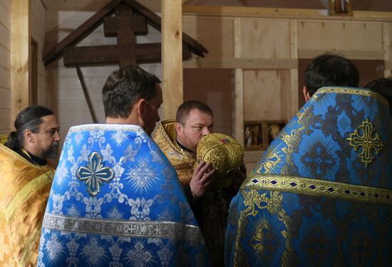 Первая служба прошла в восстанавливаемом Свято-Успенском Храме Мариуполя 