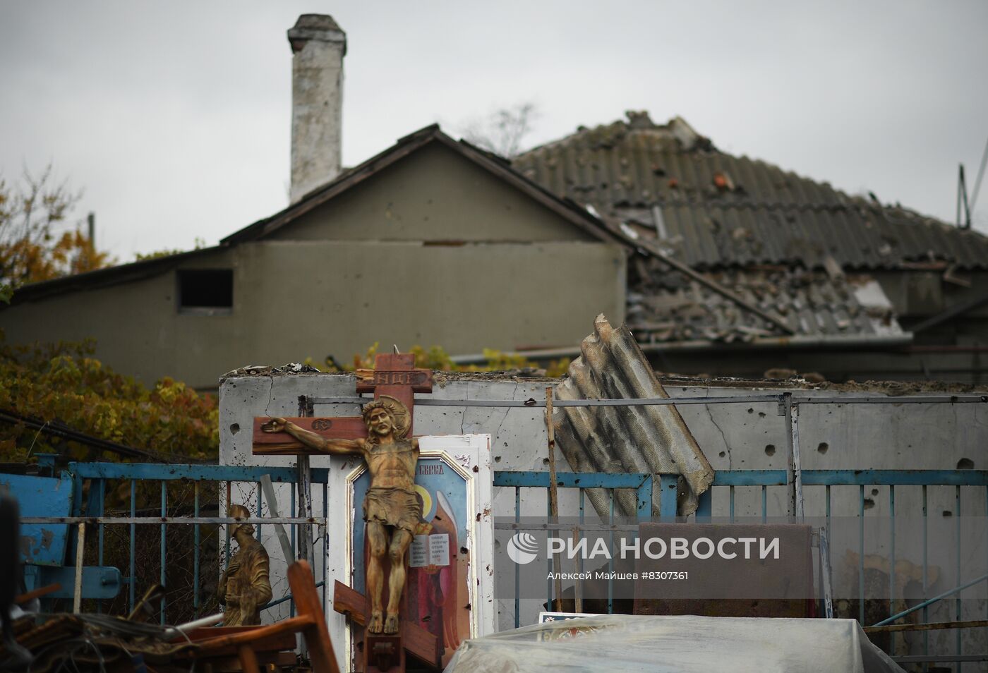 Первая служба прошла в восстанавливаемом Свято-Успенском Храме Мариуполя 