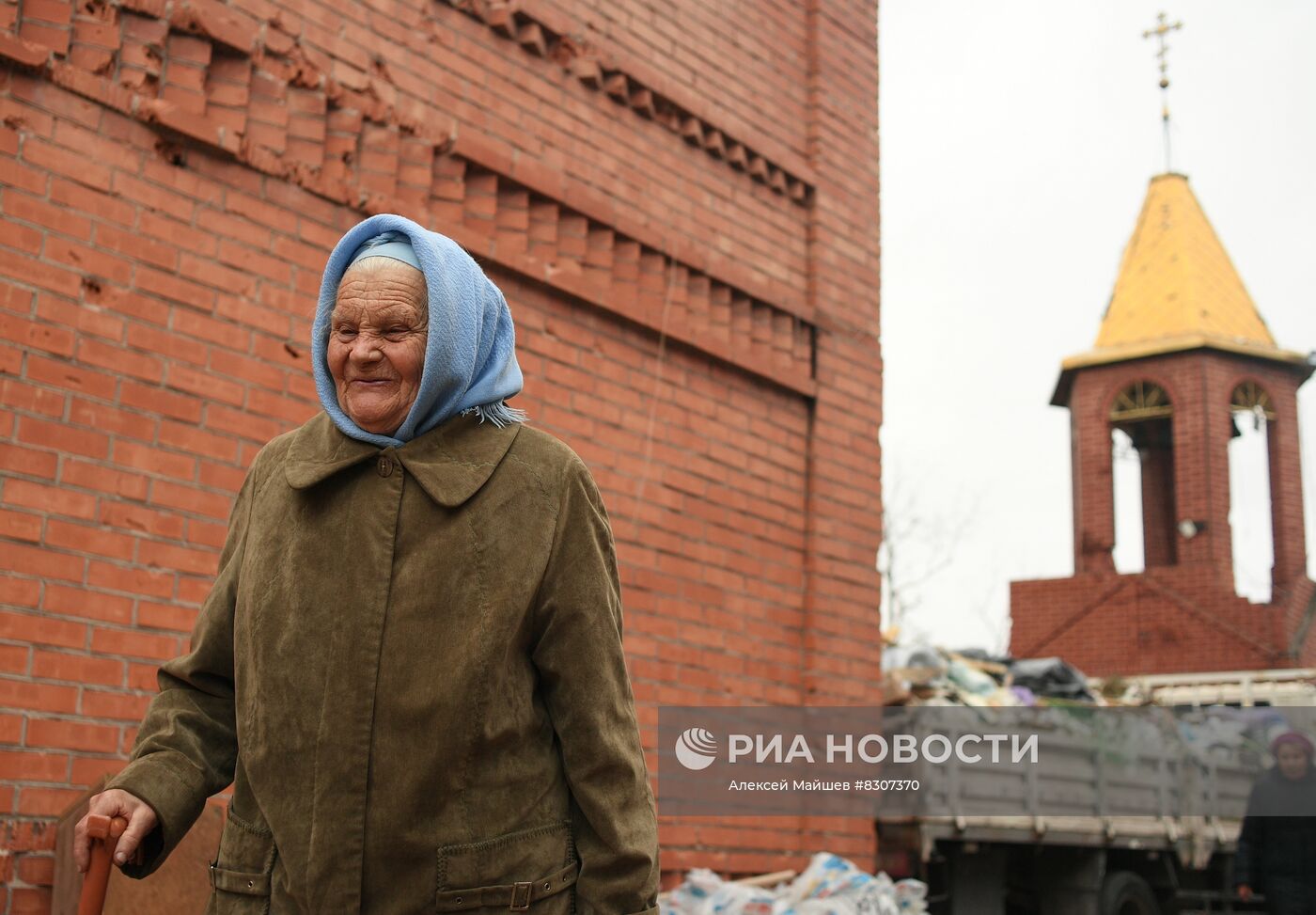 Первая служба прошла в восстанавливаемом Свято-Успенском Храме Мариуполя