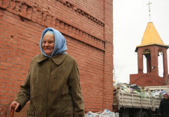 Первая служба прошла в восстанавливаемом Свято-Успенском Храме Мариуполя 