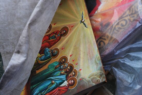 Первая служба прошла в восстанавливаемом Свято-Успенском Храме Мариуполя 