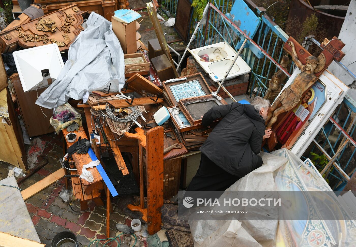 Первая служба прошла в восстанавливаемом Свято-Успенском Храме Мариуполя