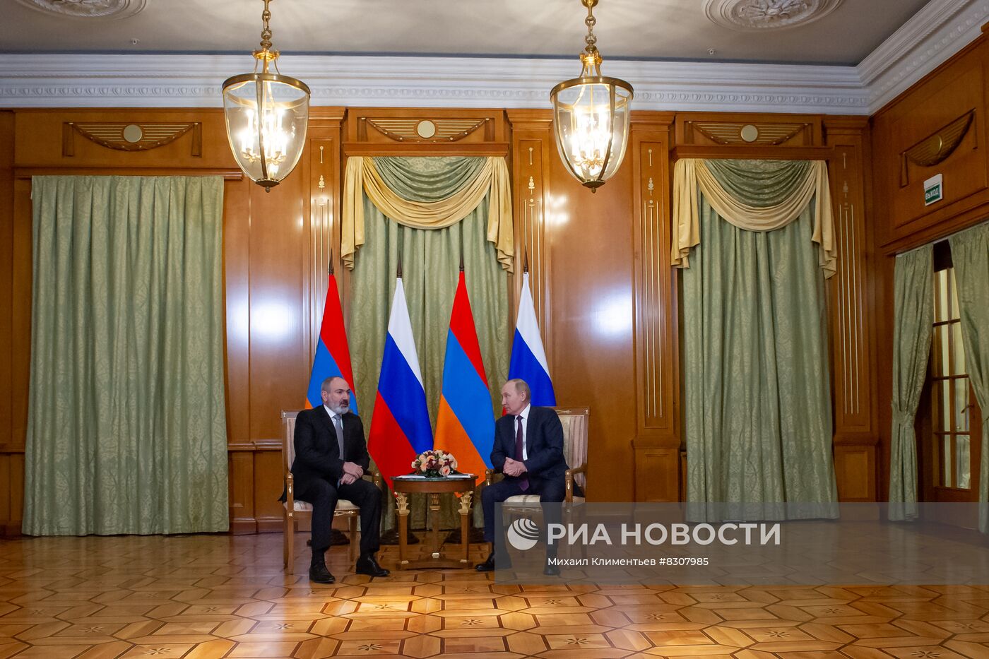 Встреча президента РФ В. Путина с премьер-министром Армении Н. Пашиняном