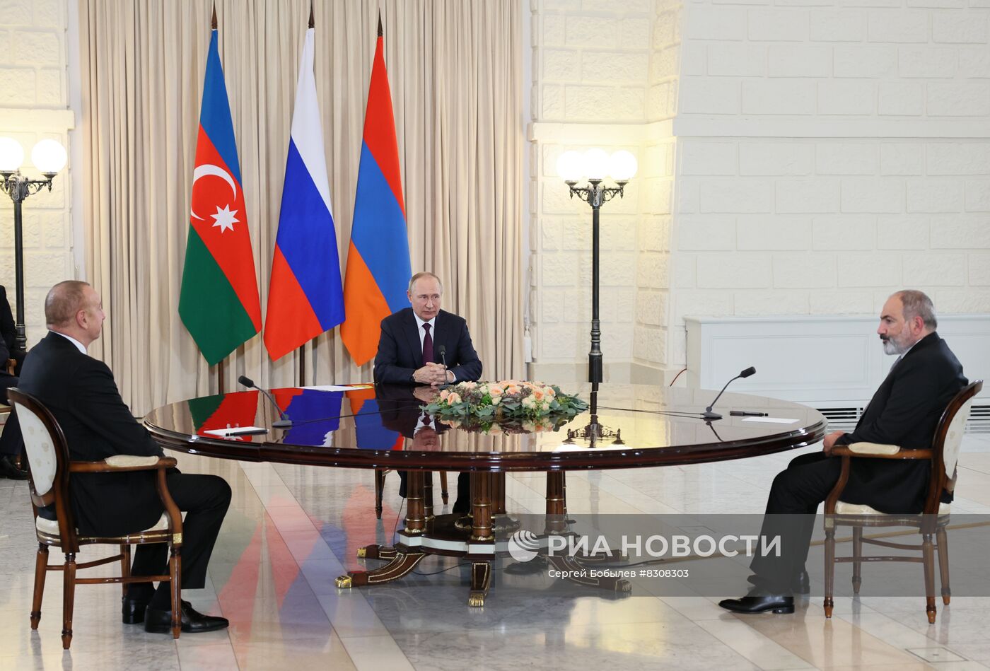 Трёхсторонние переговоры президента РФ, президента Азербайджана и премьер-министра Армении