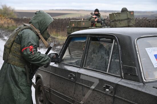 Военнослужащие Народной милиции ЛНР во время несения службы в Харьковской области