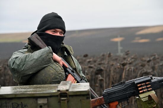 Военнослужащие Народной милиции ЛНР во время несения службы в Харьковской области