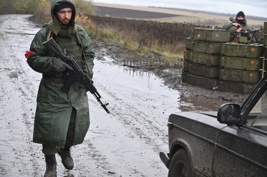 Военнослужащие Народной милиции ЛНР во время несения службы в Харьковской области