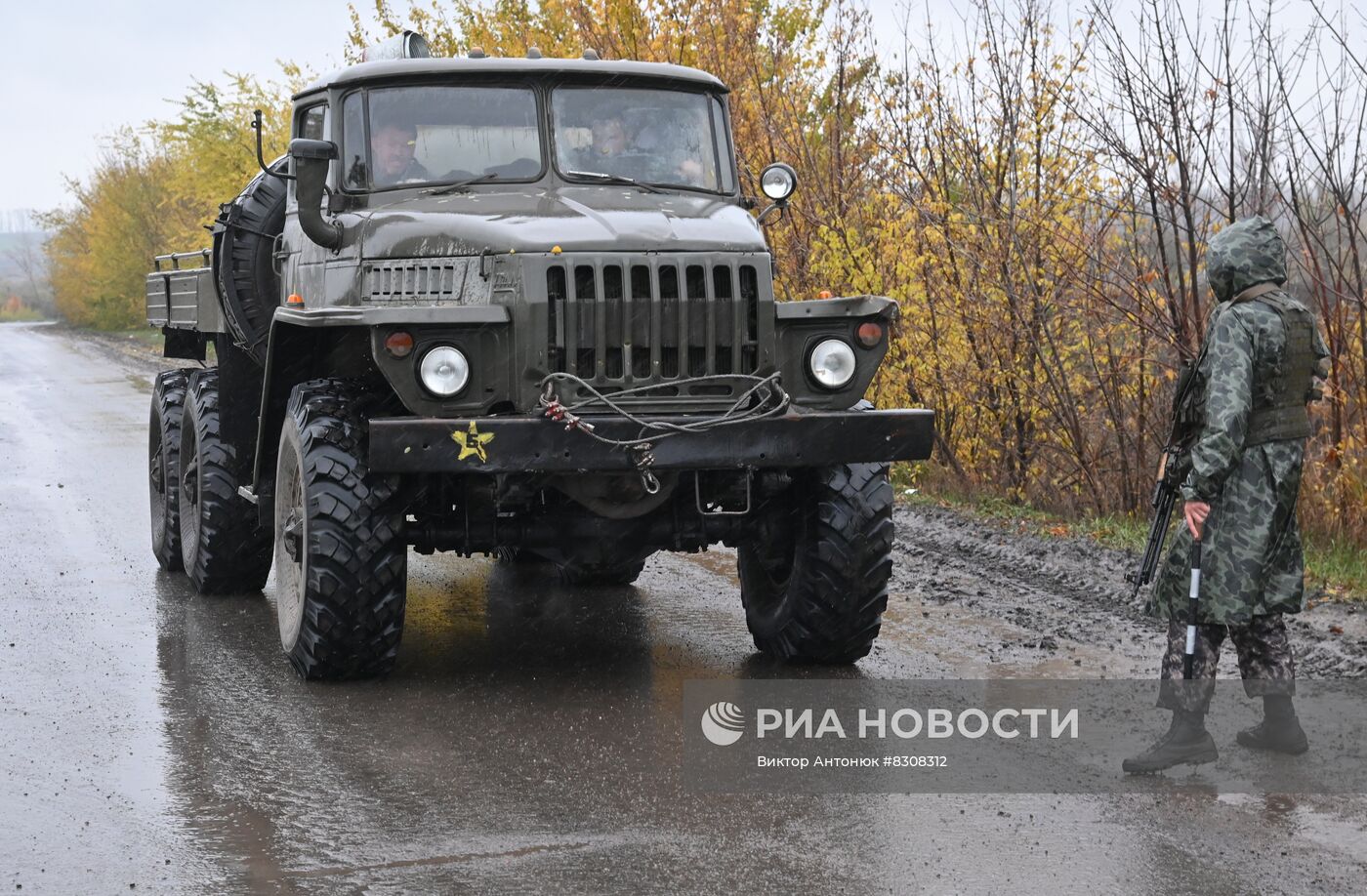 Военнослужащие Народной милиции ЛНР во время несения службы в Харьковской области