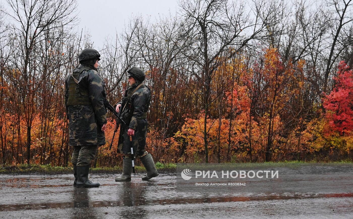 Военнослужащие Народной милиции ЛНР во время несения службы в Харьковской области