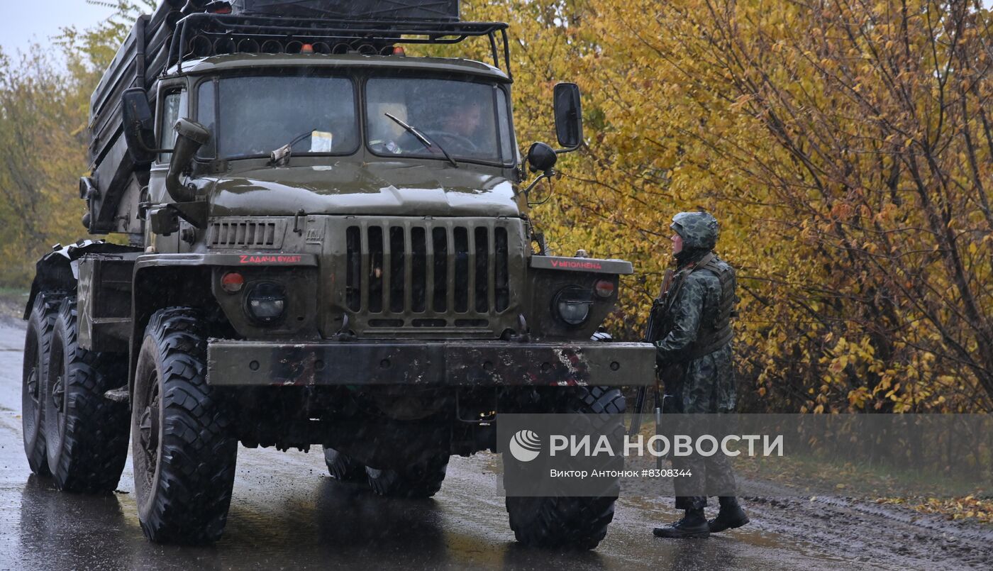 Военнослужащие Народной милиции ЛНР во время несения службы в Харьковской области