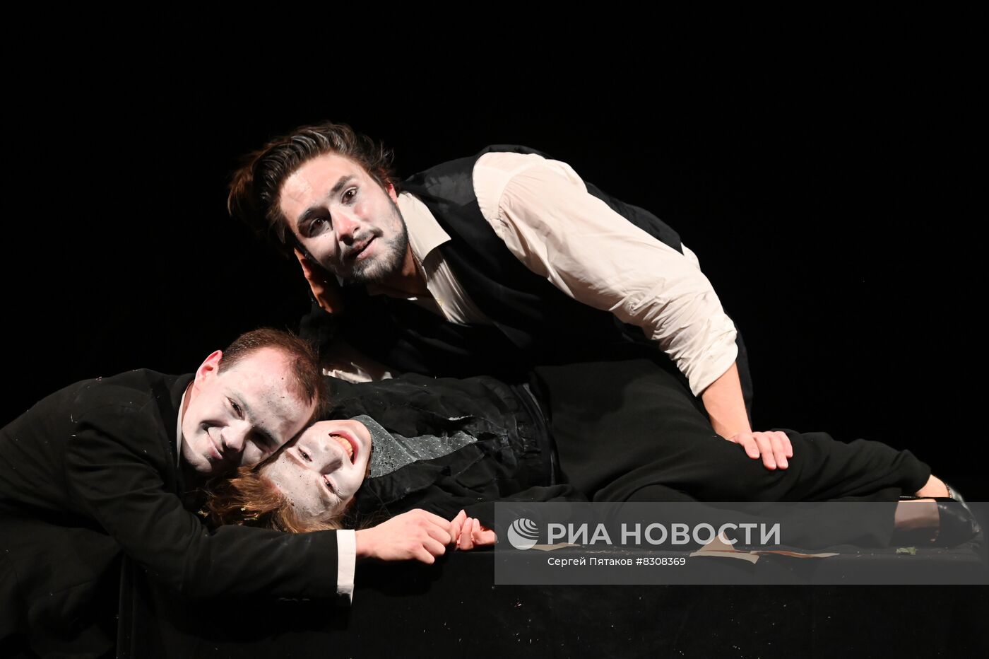 Спектакль "Гамлет" в театре "Мастерских"
