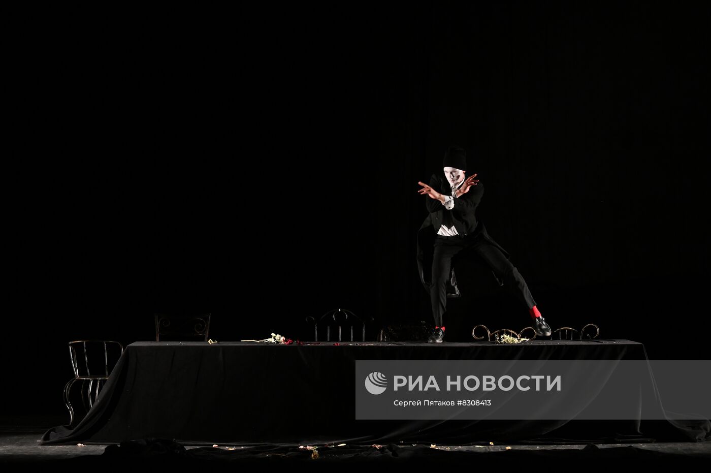 Спектакль "Гамлет" в театре "Мастерских"