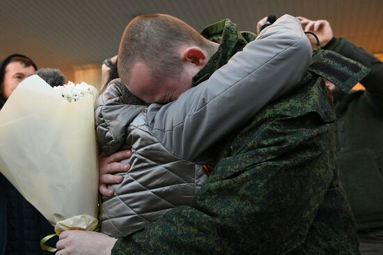 Встреча с вернувшимися из плена военнослужащими в ДНР