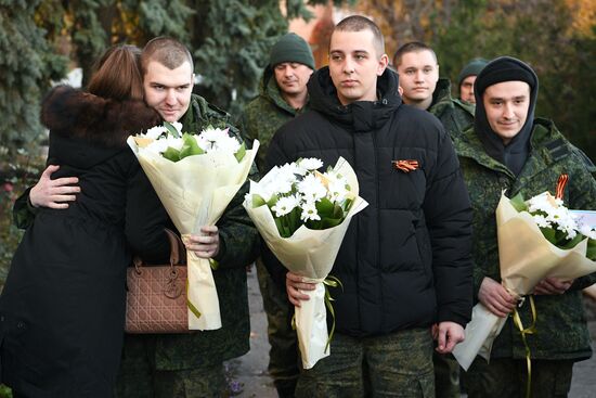 Встреча с вернувшимися из плена военнослужащими в ДНР