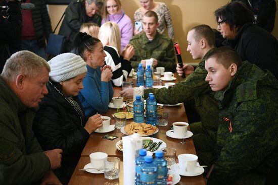 Встреча с вернувшимися из плена военнослужащими в ДНР