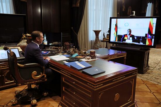 Зампред Совбеза РФ Д. Медведев встретился с президентом Республики Зимбабве Э. Мнангагвой