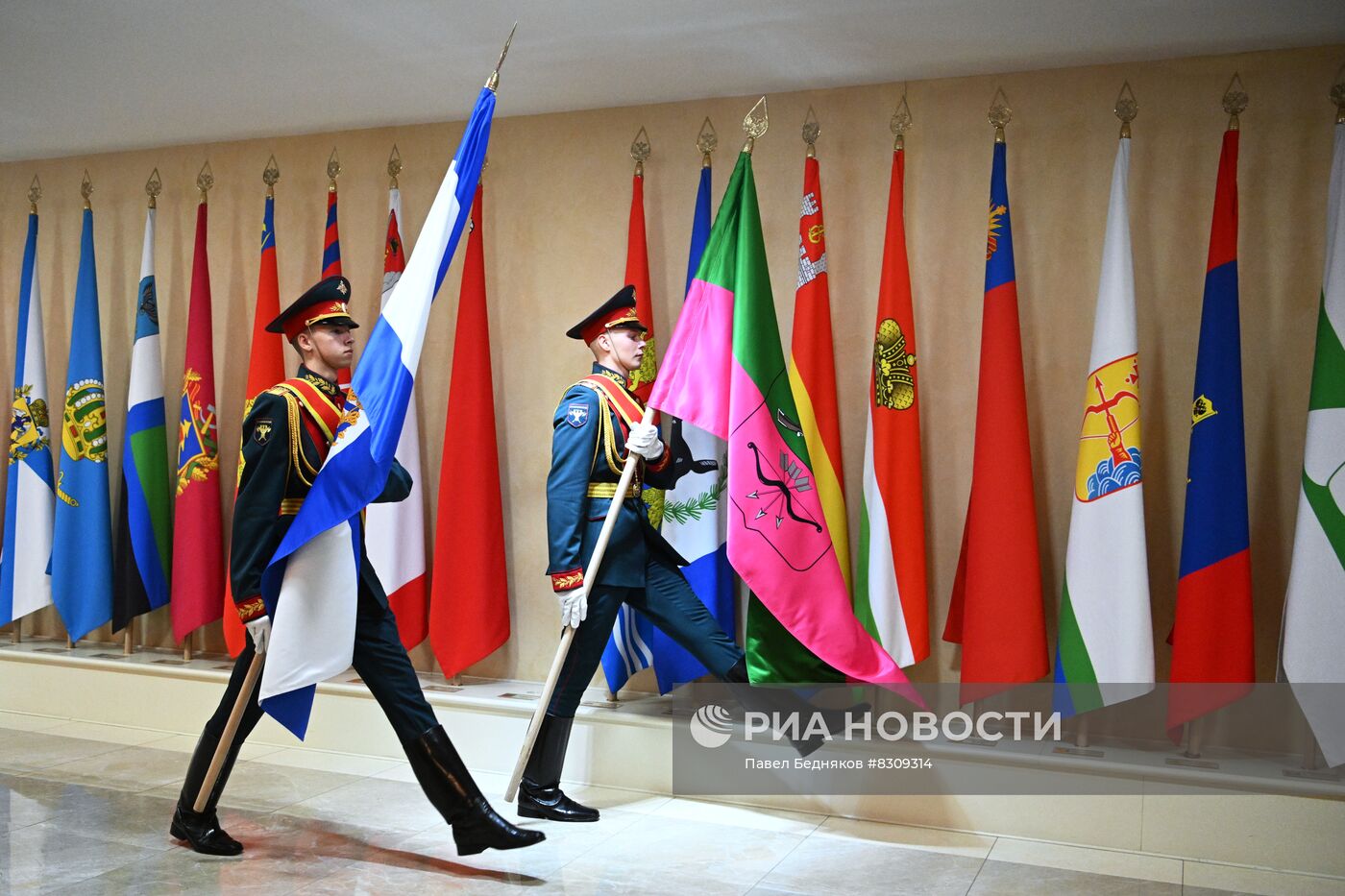 Установка флагов новых субъектов Российской Федерации в Совете Федерации